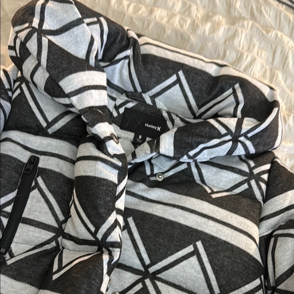 Hurley junior women’s Geometric Patterned Hooded Jacket - small - Picture 2 of 10